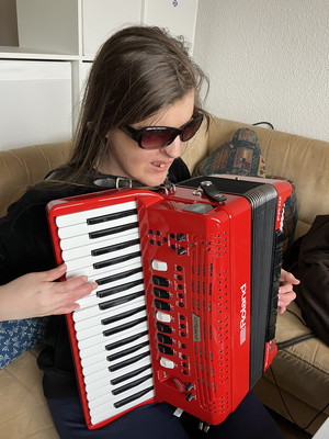 Frau spielt Akkordeon